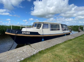Boat Stoer - niet om mee te varen- lees host-informatie